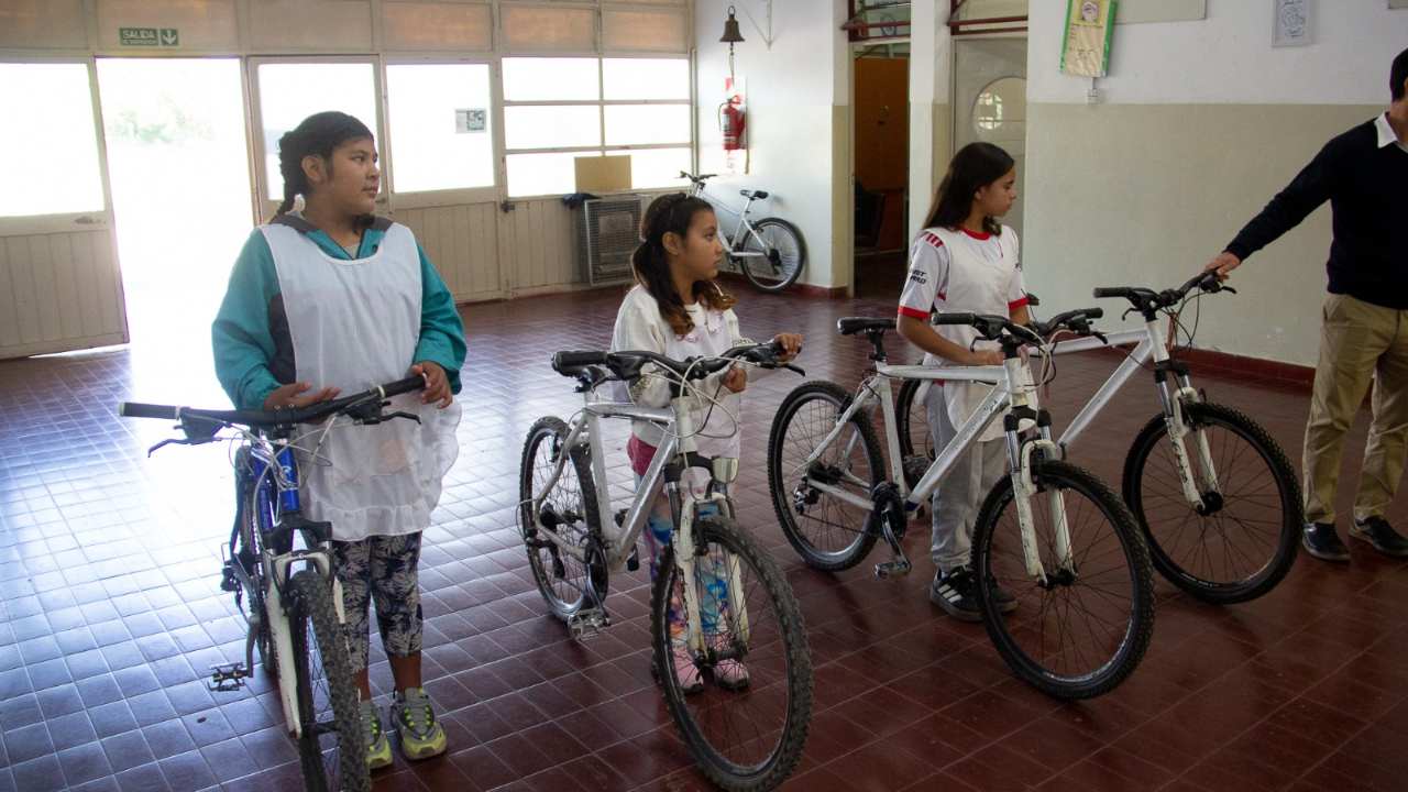 Entregaron bicicletas recuperadas a estudiantes de la escuela Amado Sad