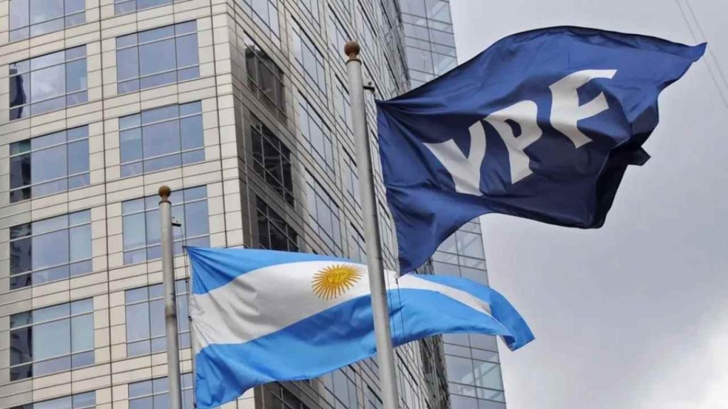 Gobierno pide suspender fallo contra YPF
