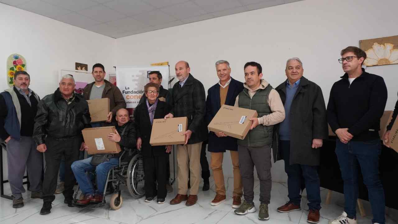 Entregan antenas de internet a productores