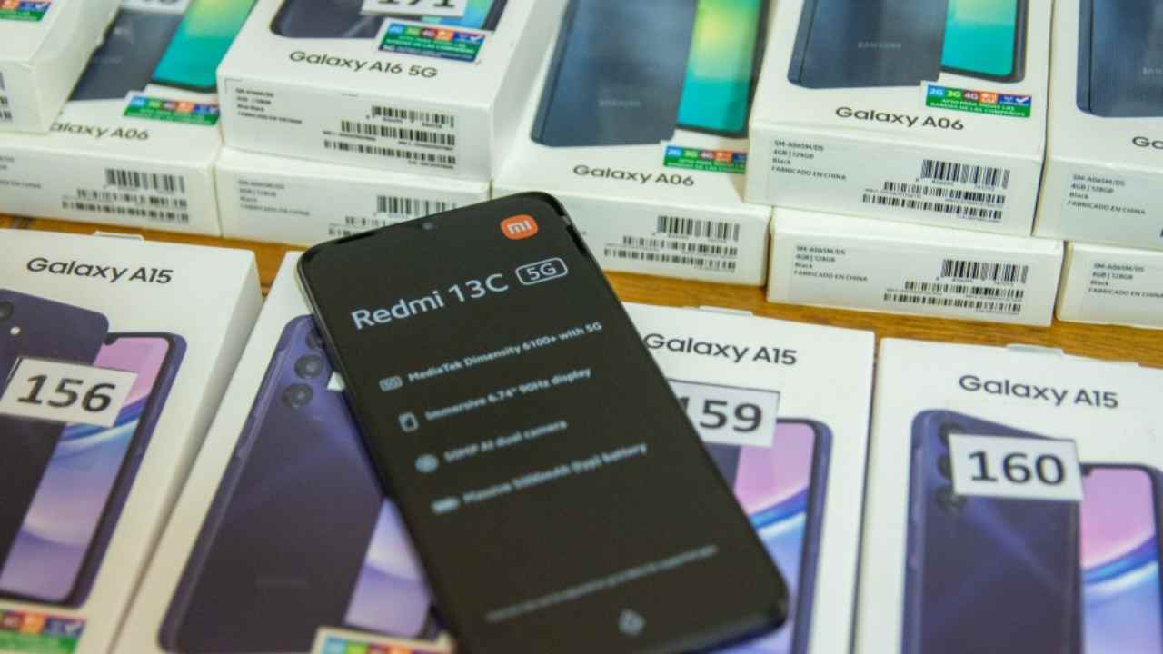 Entregaron 59 Celulares Incautados a Estudiantes
