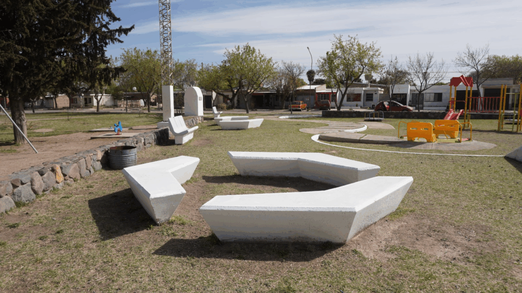 Mejoras y Restauración en plazas de Alvear