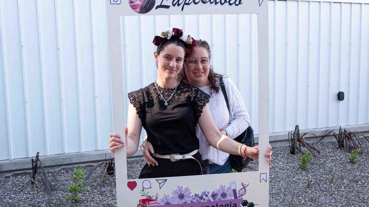 Primera egresada del polo educativo