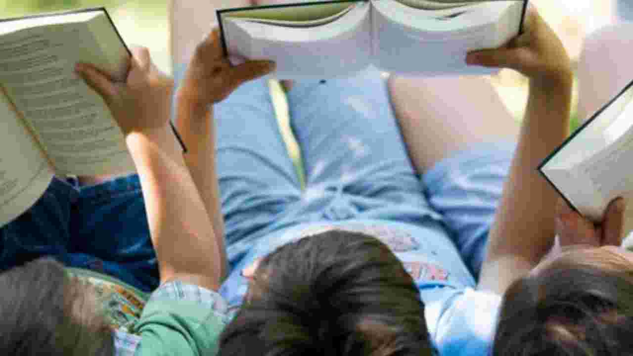 Entrega de libros a Escuelas primarias de Mendoza