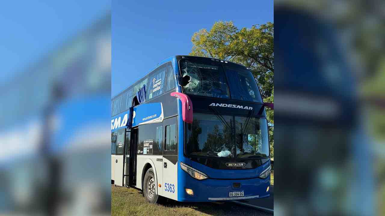 Poste atraviesa un micro en Ruta 143