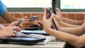 Colegios religiosos de Mendoza prohíben el uso de celulares