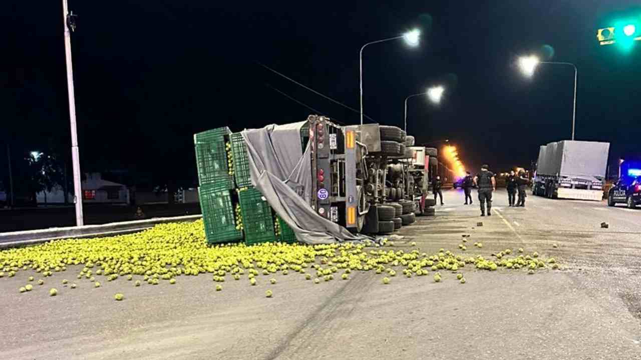 Vuelco camión Ruta 188 General Alvear