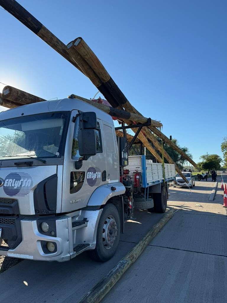 Poste atraviesa un micro en Ruta 143