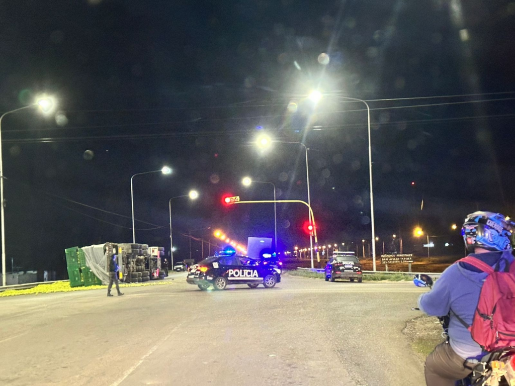 Vuelco de camión  en Ruta 188 General Alvear
