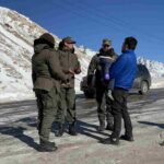 Gendarmería asiste a camioneros en alta montaña