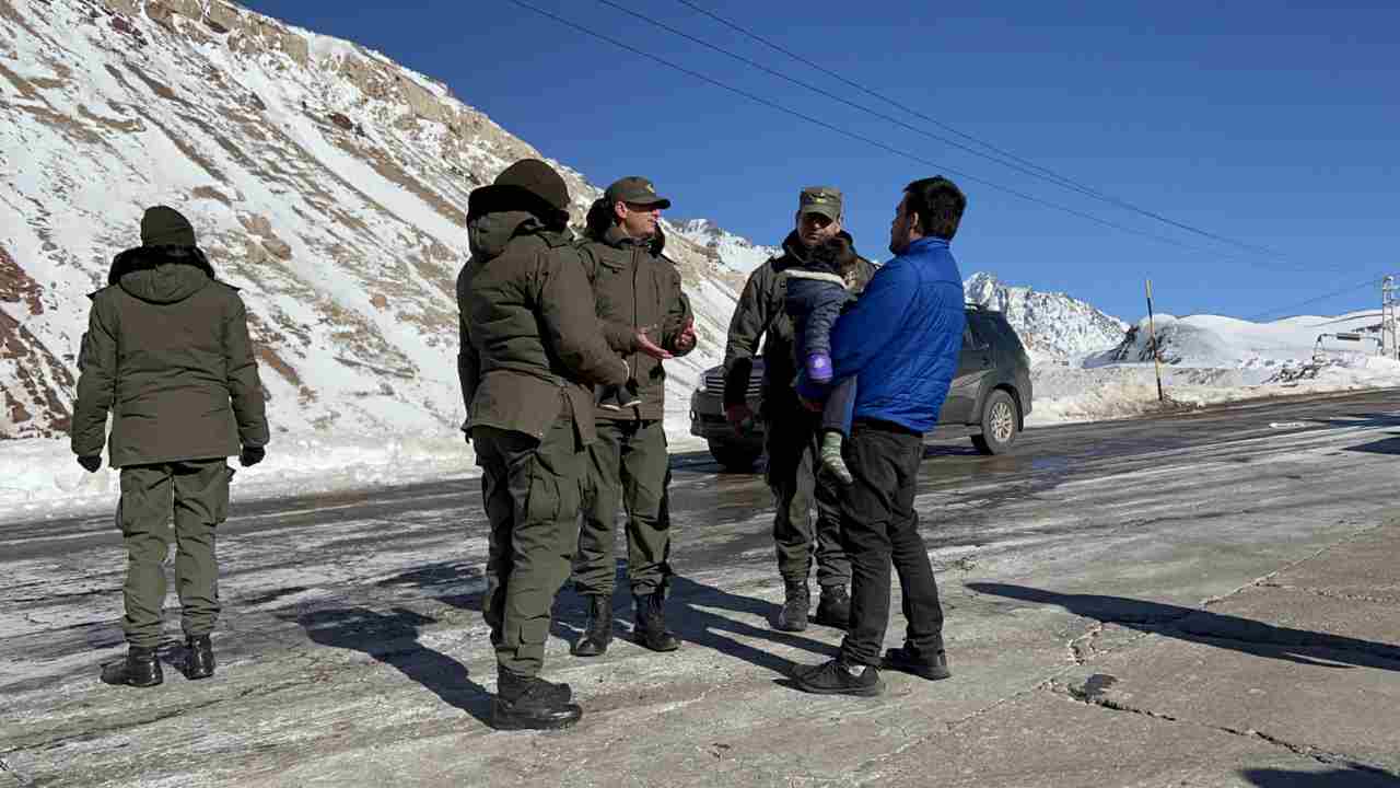 Gendarmería asiste a camioneros en alta montaña