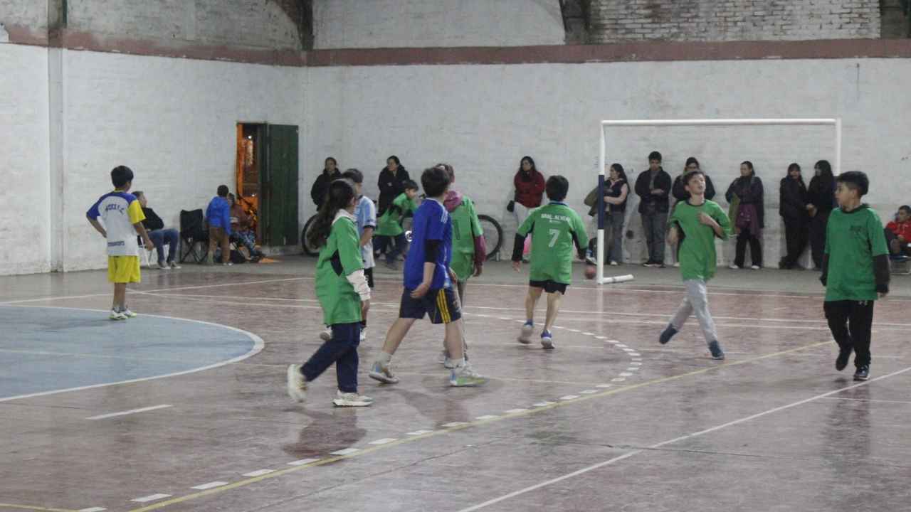 Encuentro de Mini Handball en la Escuela de Comercio