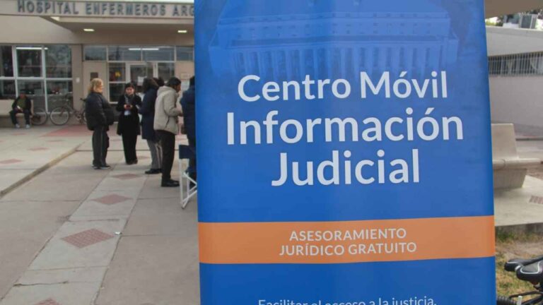El Centro Móvil brindó asesoramiento jurídico gratuito en General Alvear sobre temas de familia, laborales y previsionales en el hospital y Carmensa.